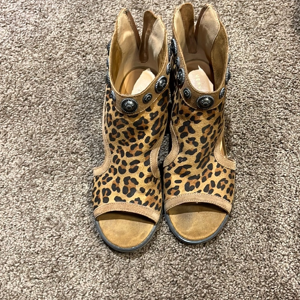 Women’s shoes size 8